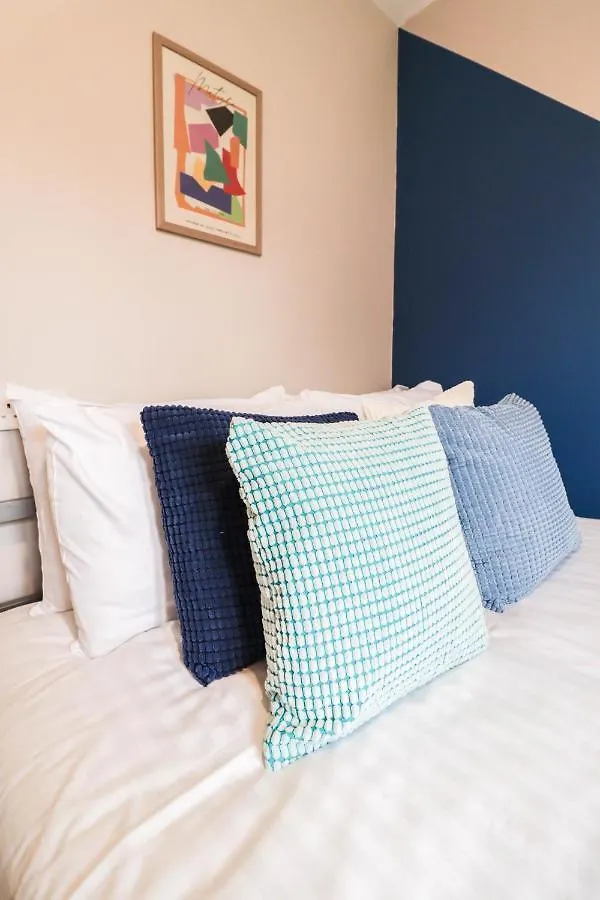 Family-Friendly 4 Bedroom House With Private Driveway Hillingdon 0*,  United Kingdom
