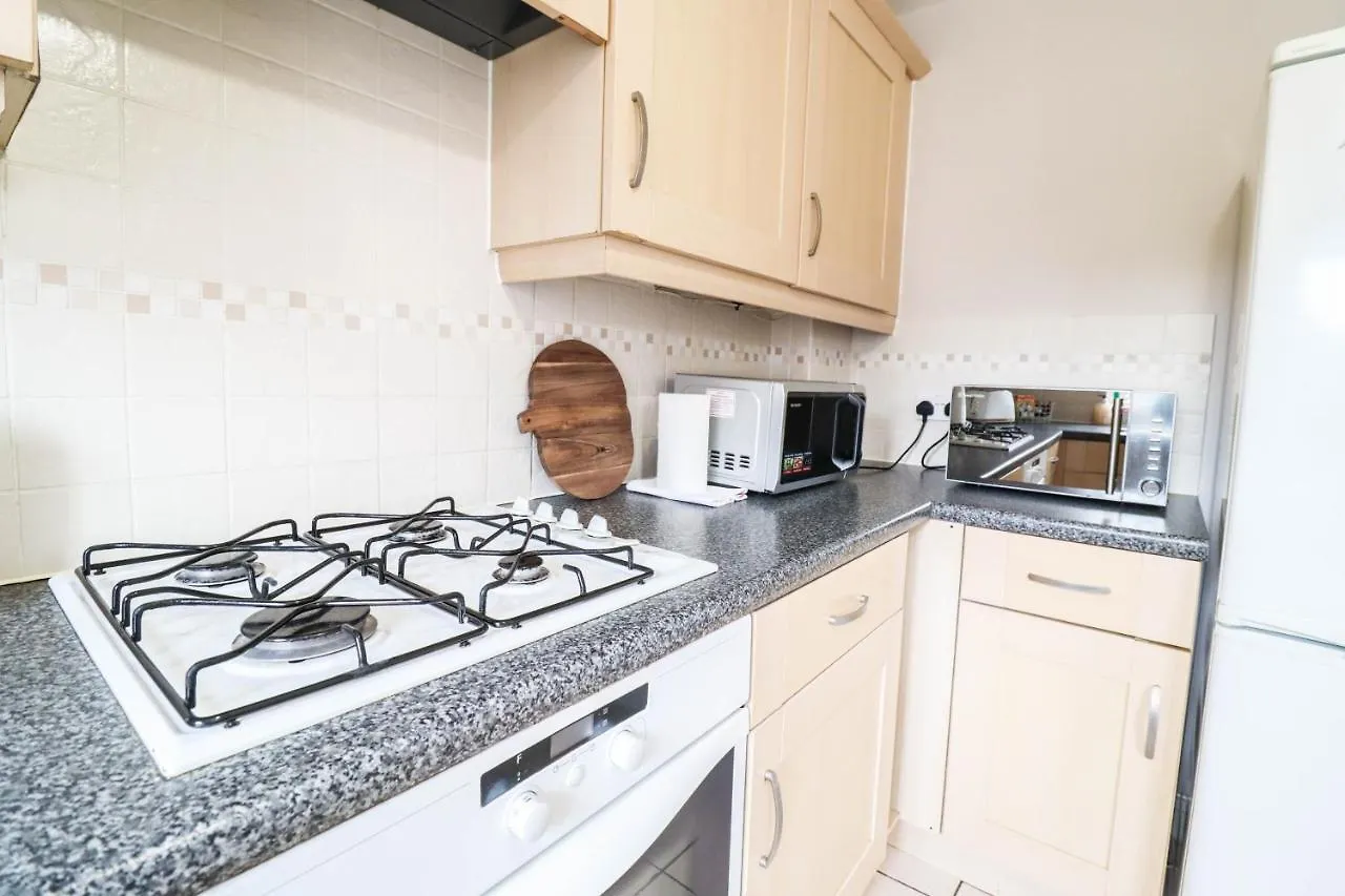 Family-Friendly 4 Bedroom House With Private Driveway Hillingdon Holiday home