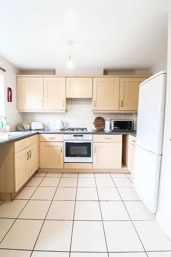 Family-Friendly 4 Bedroom House With Private Driveway Hillingdon Holiday home
