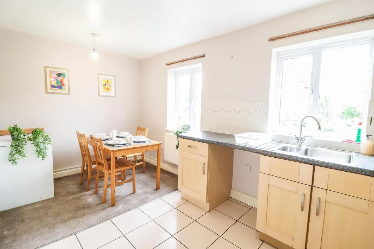 Family-Friendly 4 Bedroom House With Private Driveway Hillingdon 0*,