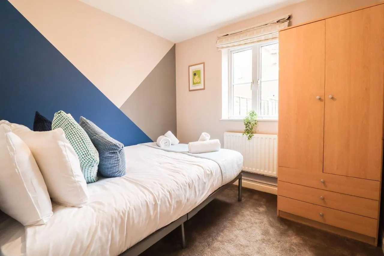 Holiday home Family-Friendly 4 Bedroom House With Private Driveway Hillingdon United Kingdom