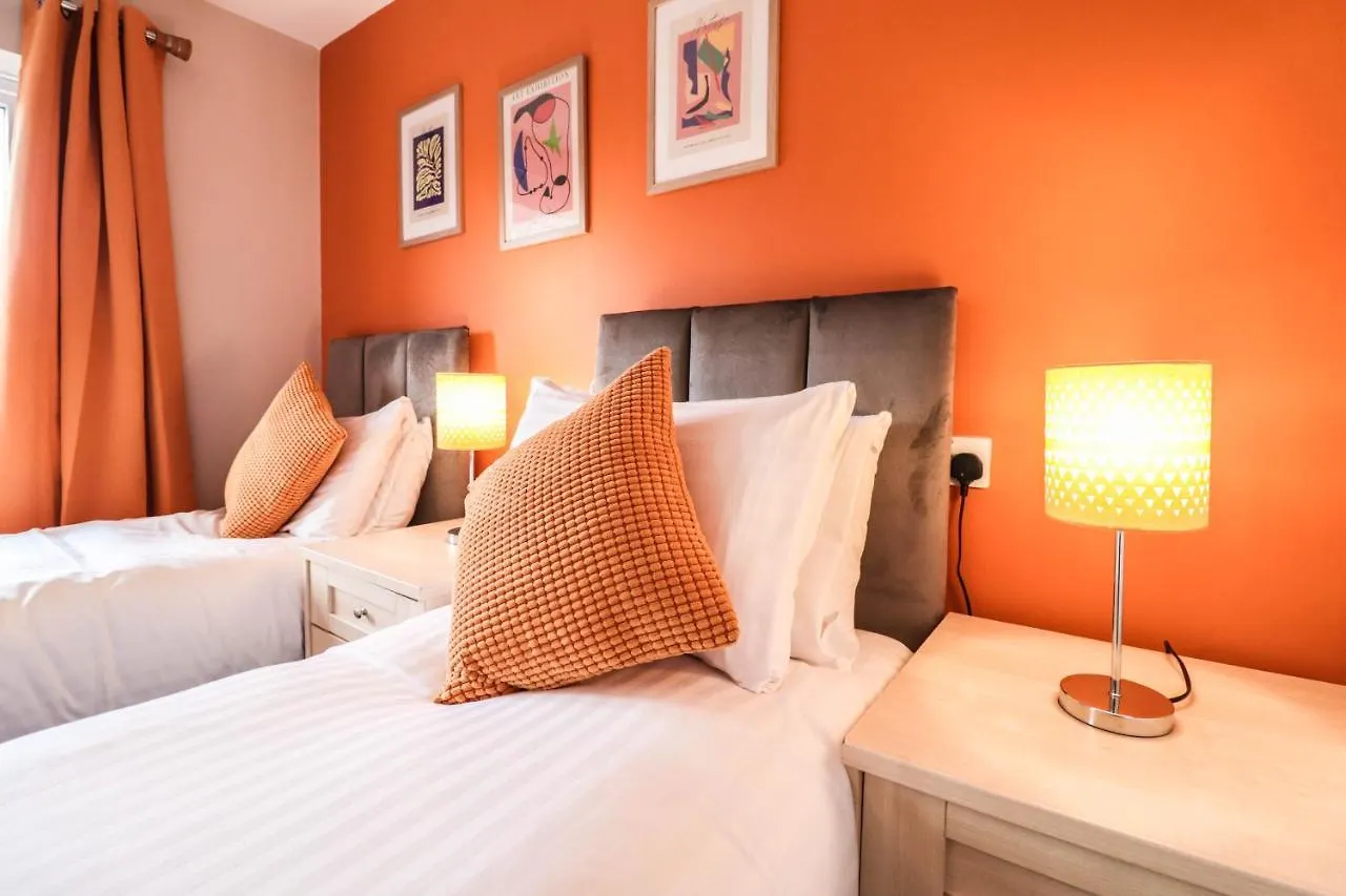 Family-Friendly 4 Bedroom House With Private Driveway Hillingdon