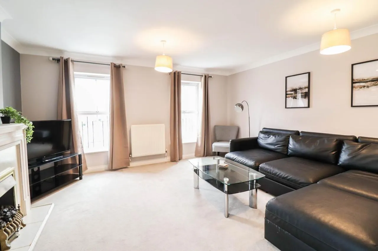 Family-Friendly 4 Bedroom House With Private Driveway Hillingdon 0*,  United Kingdom