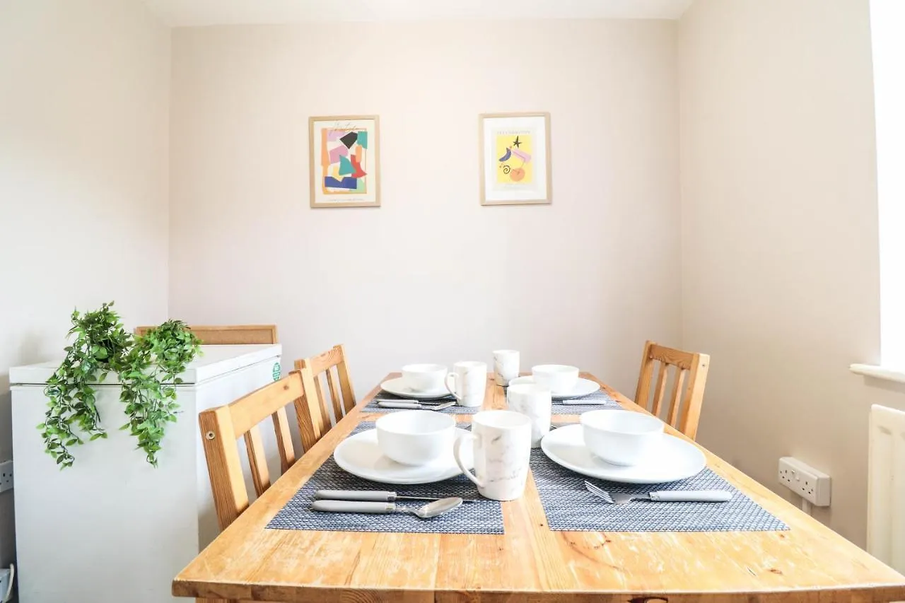Holiday home Family-Friendly 4 Bedroom House With Private Driveway Hillingdon United Kingdom