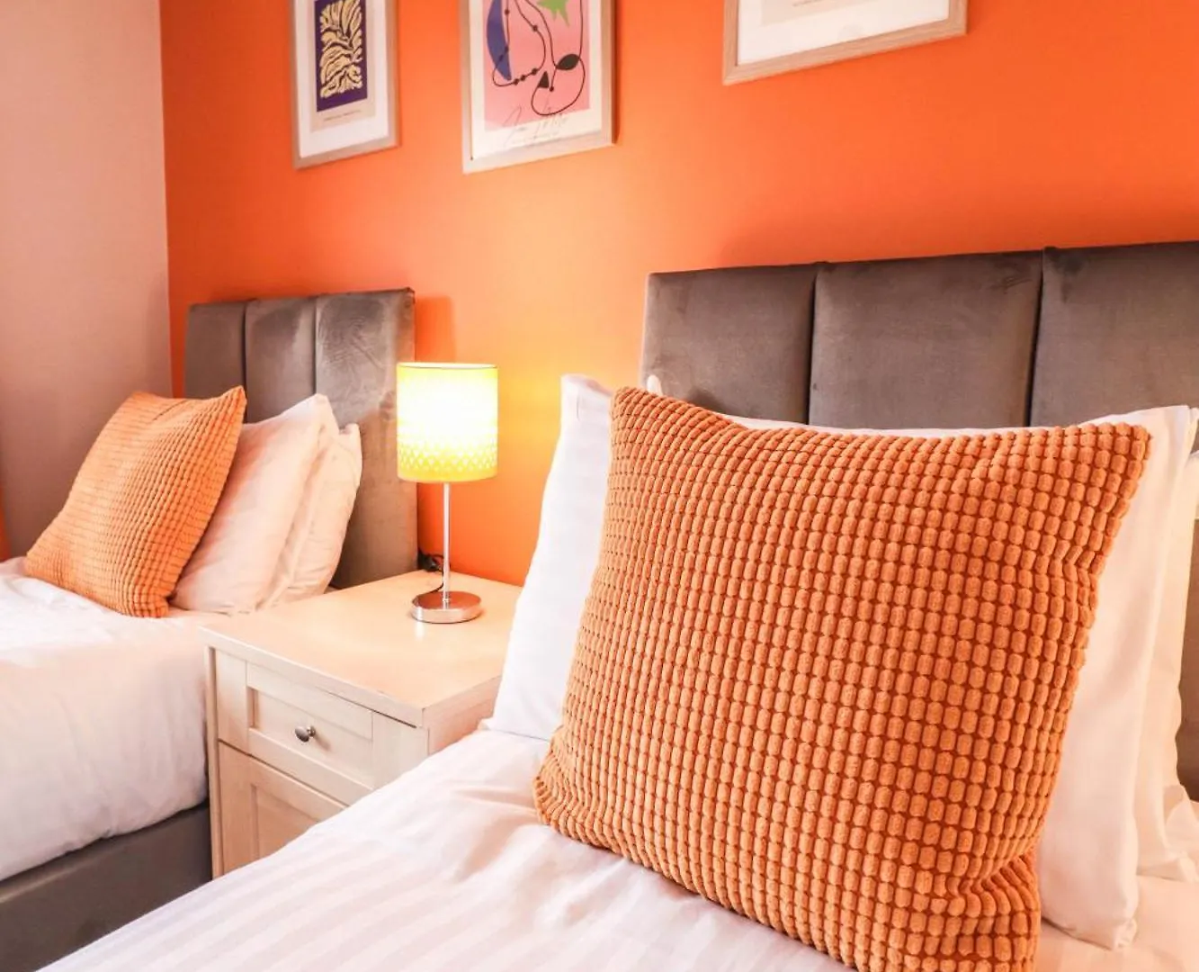 Family-Friendly 4 Bedroom House With Private Driveway Hillingdon Holiday home