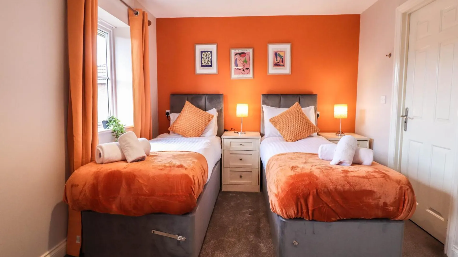 Family-Friendly 4 Bedroom House With Private Driveway Hillingdon