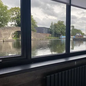 The Watersedge, Canal Herberg