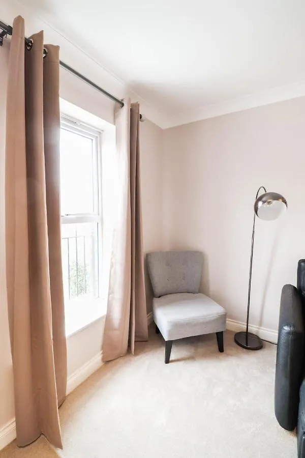 Holiday home Family-Friendly 4 Bedroom House With Private Driveway Hillingdon United Kingdom