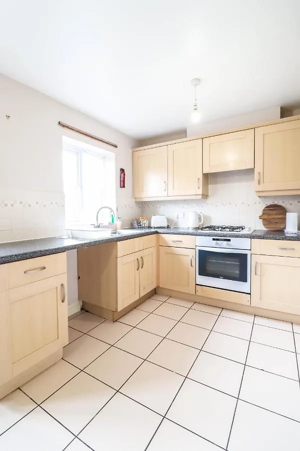 Holiday home Family-Friendly 4 Bedroom House With Private Driveway Hillingdon United Kingdom