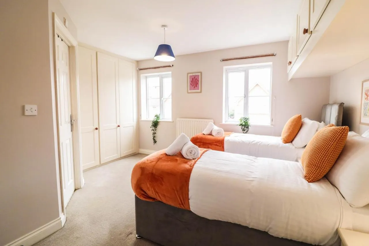 Family-Friendly 4 Bedroom House With Private Driveway Hillingdon Holiday home