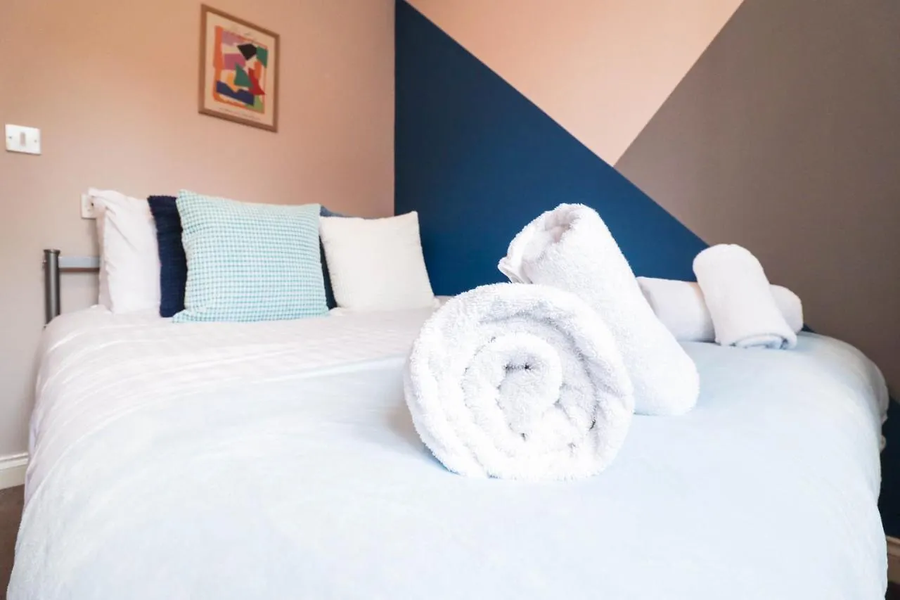 Family-Friendly 4 Bedroom House With Private Driveway Hillingdon 0*,