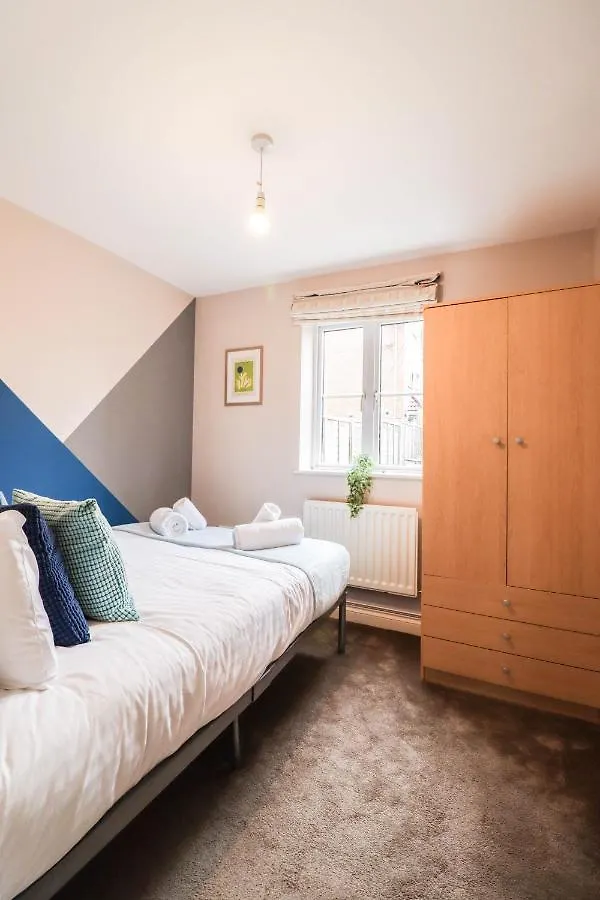 Family-Friendly 4 Bedroom House With Private Driveway Hillingdon