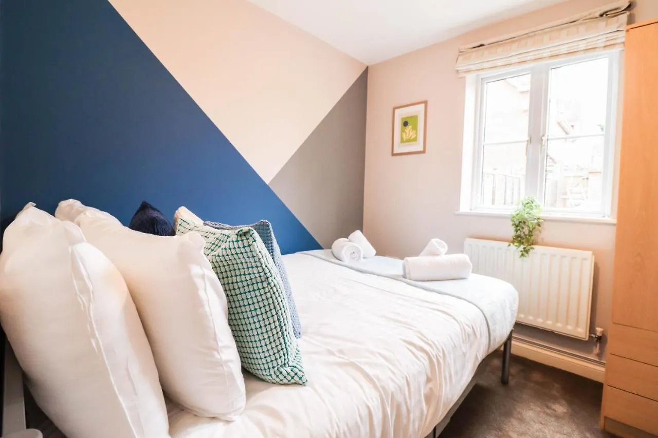 Family-Friendly 4 Bedroom House With Private Driveway Hillingdon