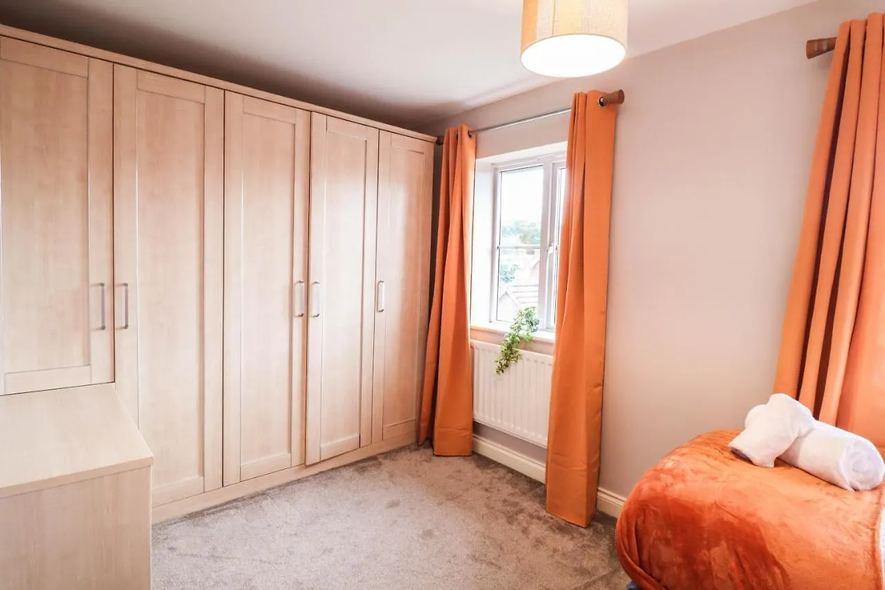 Family-Friendly 4 Bedroom House With Private Driveway Hillingdon Holiday home