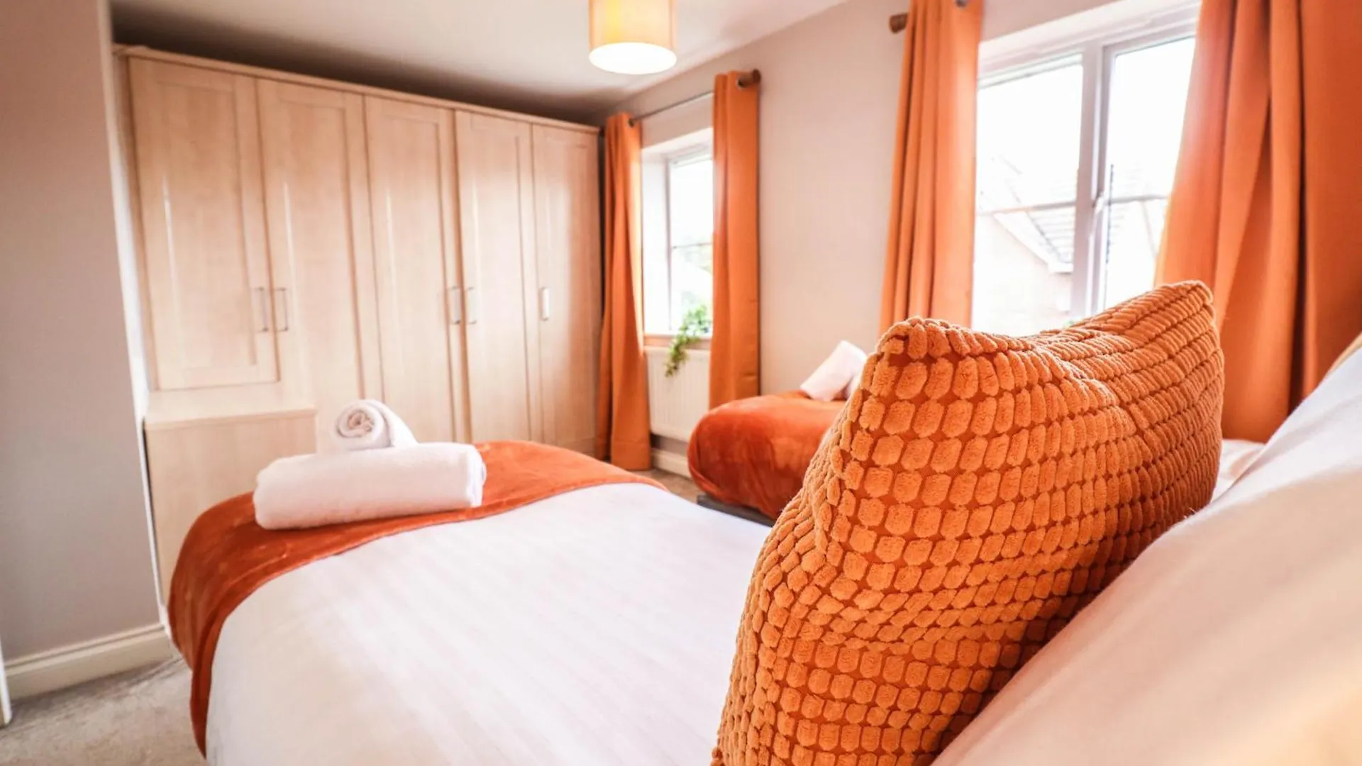 Family-Friendly 4 Bedroom House With Private Driveway Hillingdon Holiday home