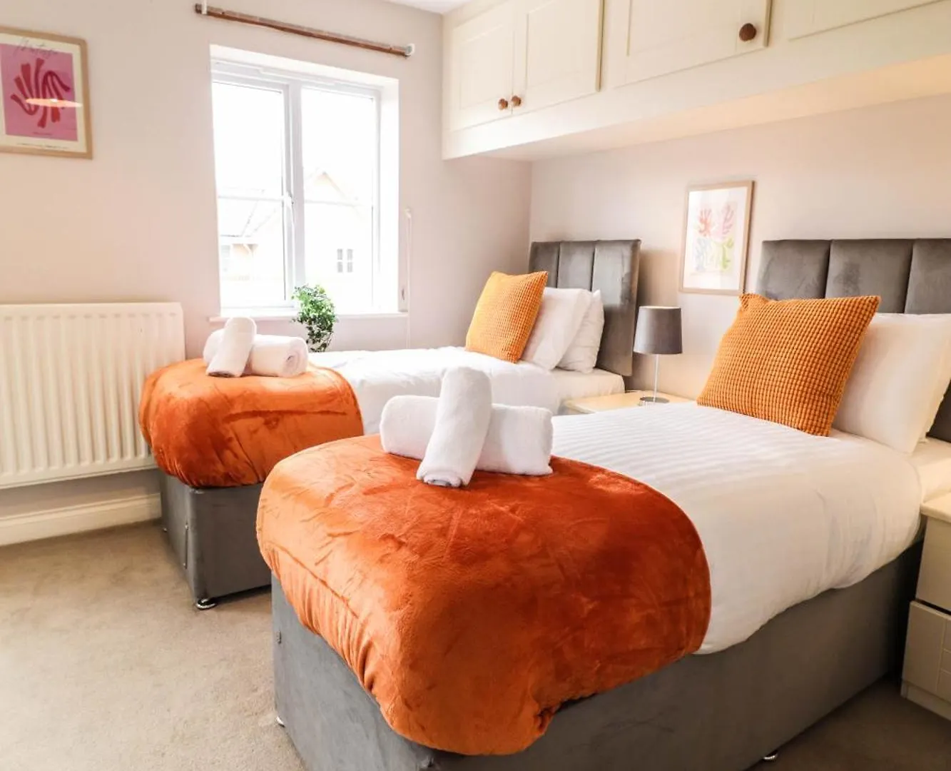 Family-Friendly 4 Bedroom House With Private Driveway Hillingdon